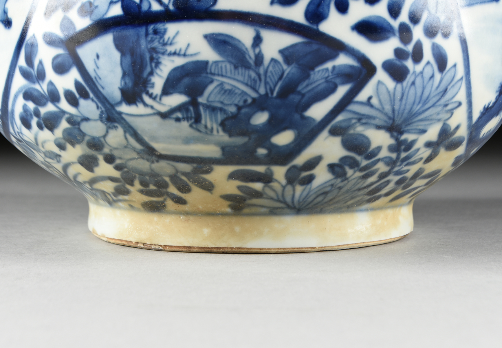A QING DYNASTY BLUE AND WHITE PORCELAIN BOTTLE VASE, SHIPWRECK ARTIFACT, ATTRIBUTED TO THE KANGXI - Image 4 of 8