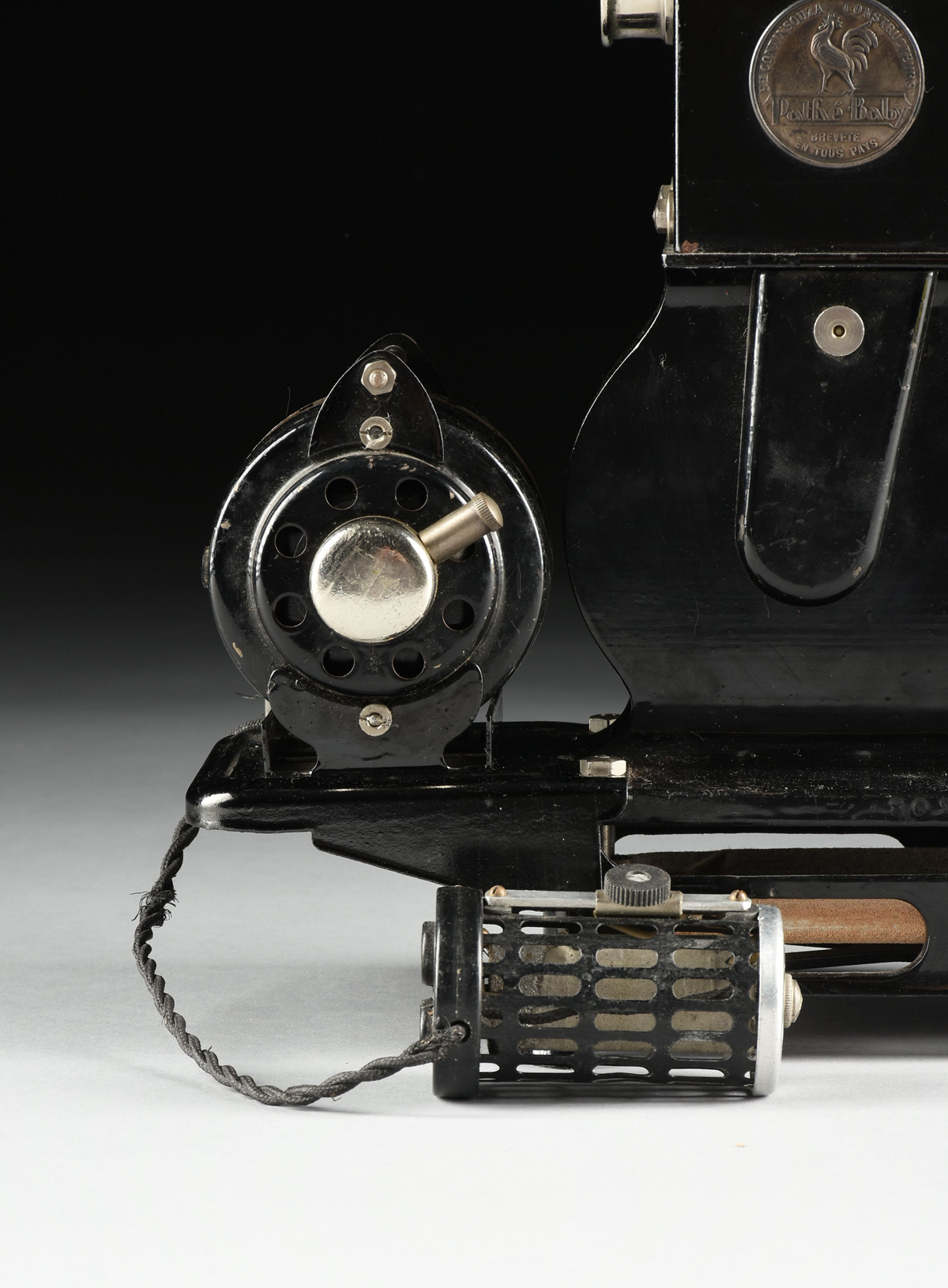 A FRENCH CINEMA PATHÉ BABY 9.5MM AMATURE MOVIE PROJECTOR WITH MOTOR, 1922-1935, enameled metal with - Image 7 of 13