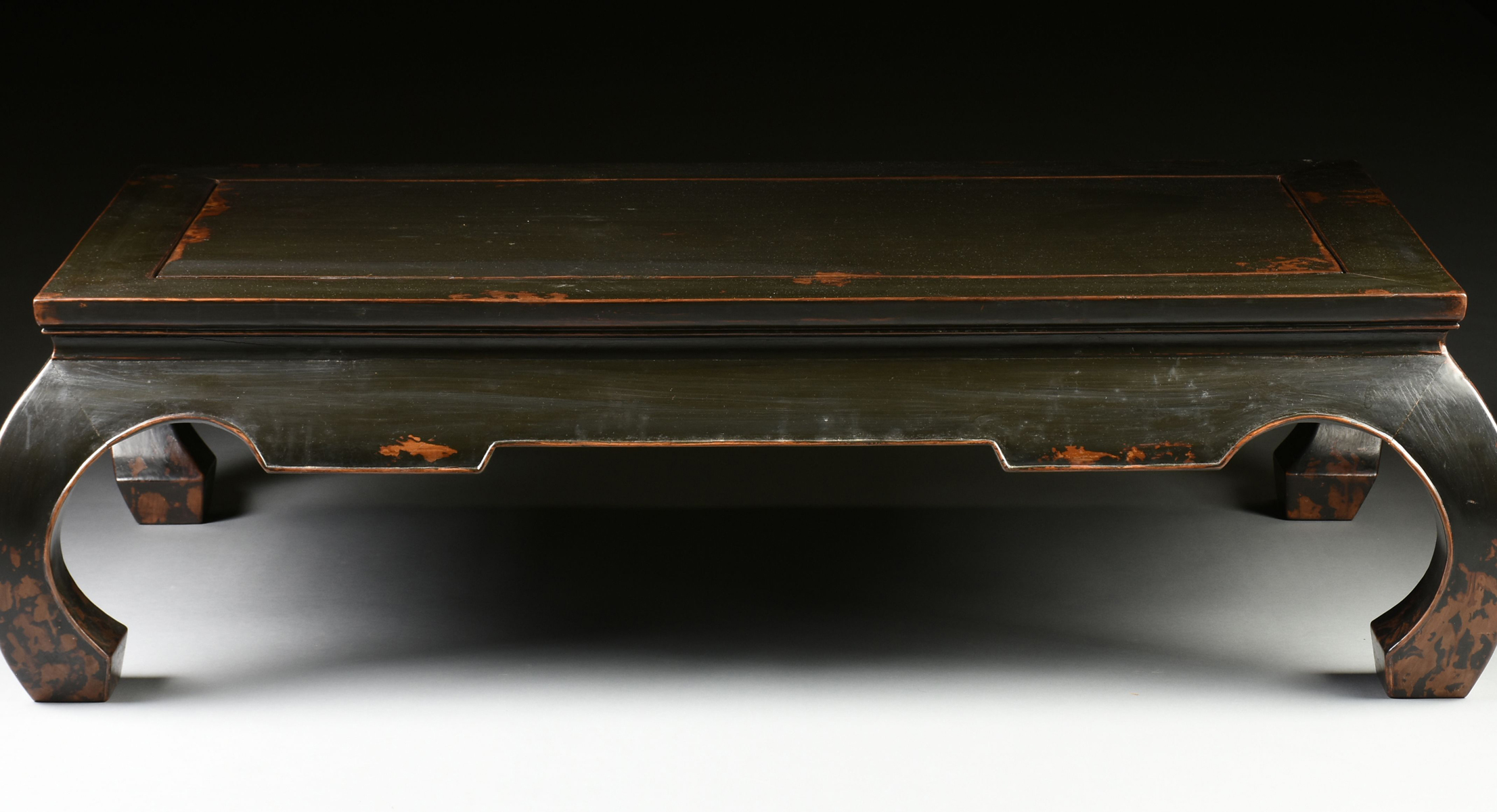 A CHINESE CHARCOAL BLACK LACQUERED WOOD COFFEE TABLE, MODERN, with a rectangular floating panel - Image 6 of 7