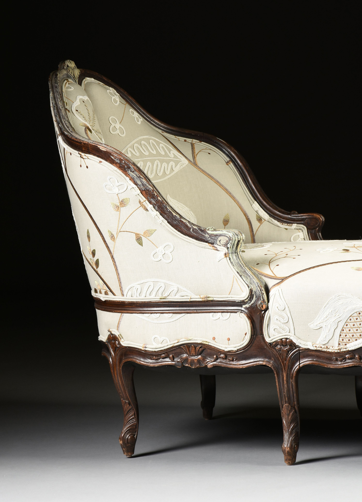 A LOUIS XV STYLE PAINTED WOOD AND UPHOLSTERED CHAISE LONGUE EN GONDOLE, EARLY/MID 20TH CENTURY, - Image 2 of 10
