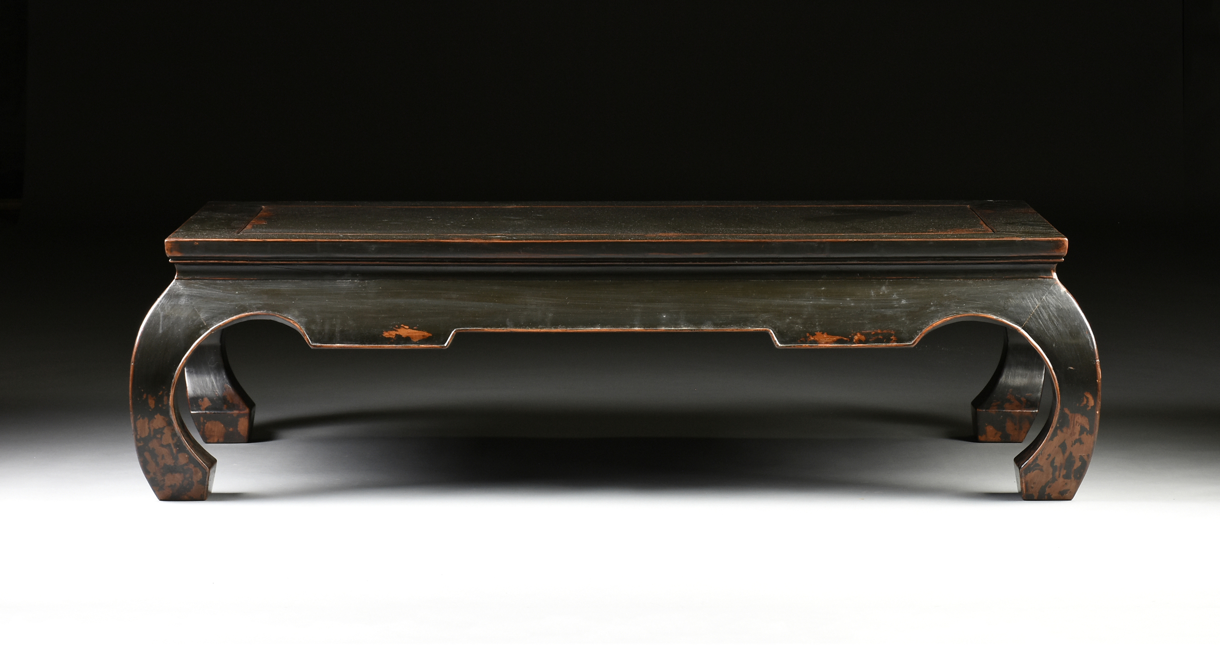 A CHINESE CHARCOAL BLACK LACQUERED WOOD COFFEE TABLE, MODERN, with a rectangular floating panel - Image 2 of 7