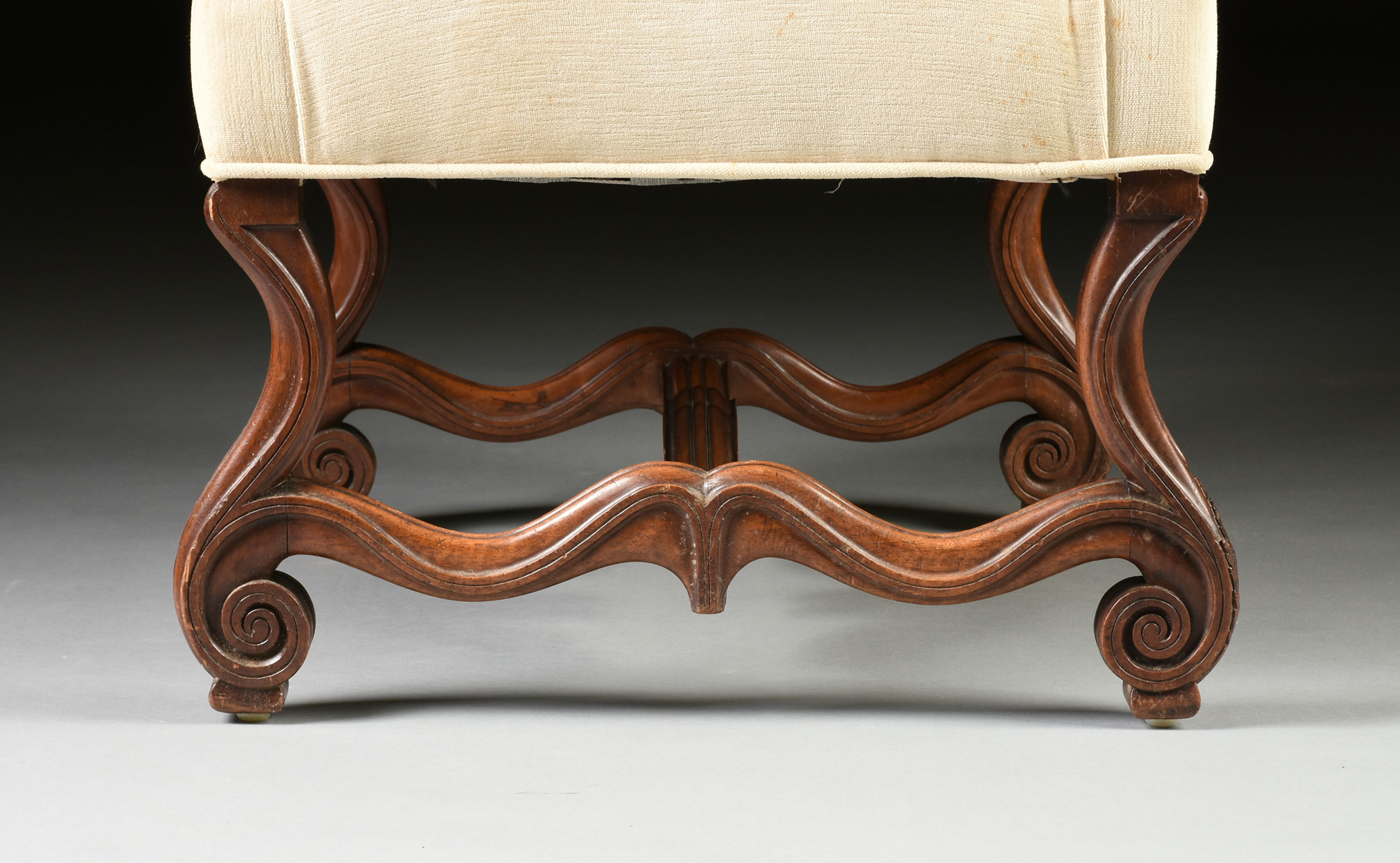 A LOUIS XIV STYLE VELVET UPHOLSTERED AND CARVED WALNUT ARMCHAIR, LATE 19TH/EARLY 20TH CENTURY, the - Image 9 of 10