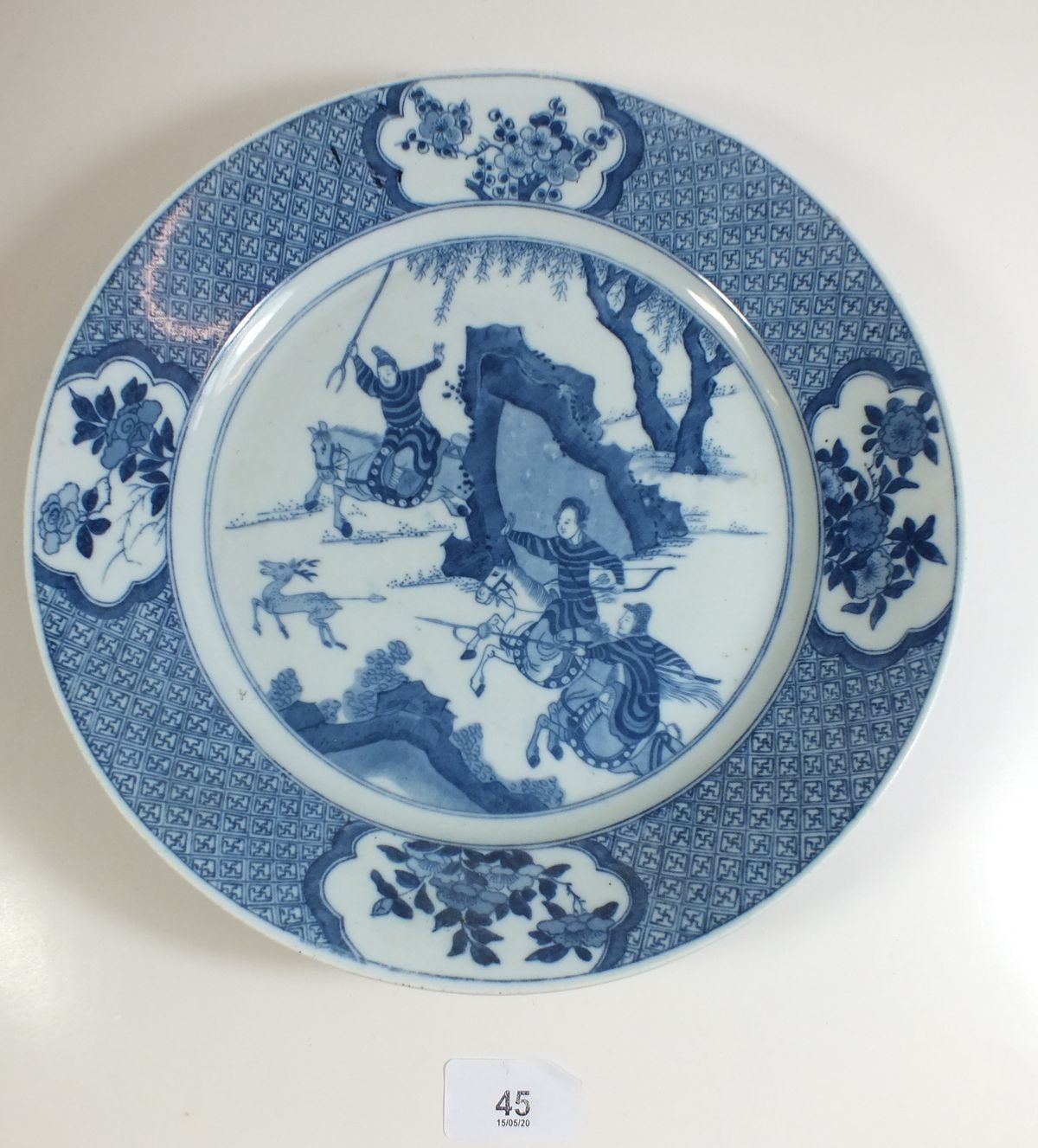 A Chinese Canton plate painted figures and a Chinese blue and white plate painted hunting scene - Image 3 of 4