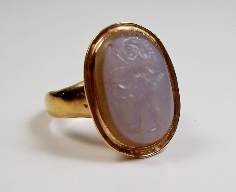 A Georgian 14k rose gold gentleman's ring set white agate carved cameo, 14g - size Q