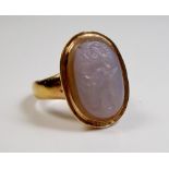 A Georgian 14k rose gold gentleman's ring set white agate carved cameo, 14g - size Q