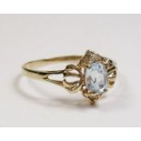 A 9 carat gold ring set aquamarine - size N