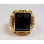 An 18 carat gold gents signet ring set hematite cameo 10.5g - size U