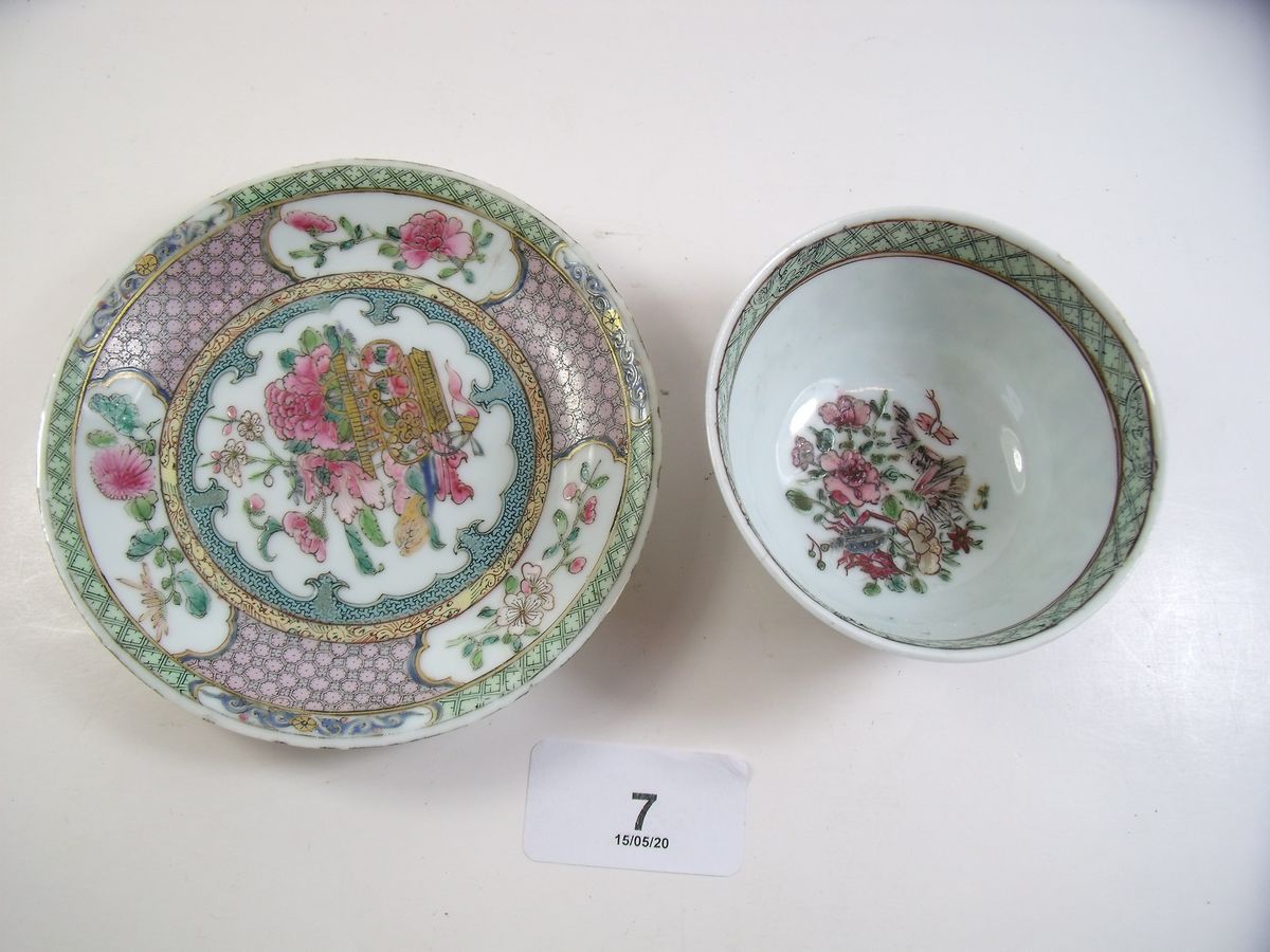 A collection of seven Chinese and Japanese cups and saucers and tea bowls - Image 8 of 8