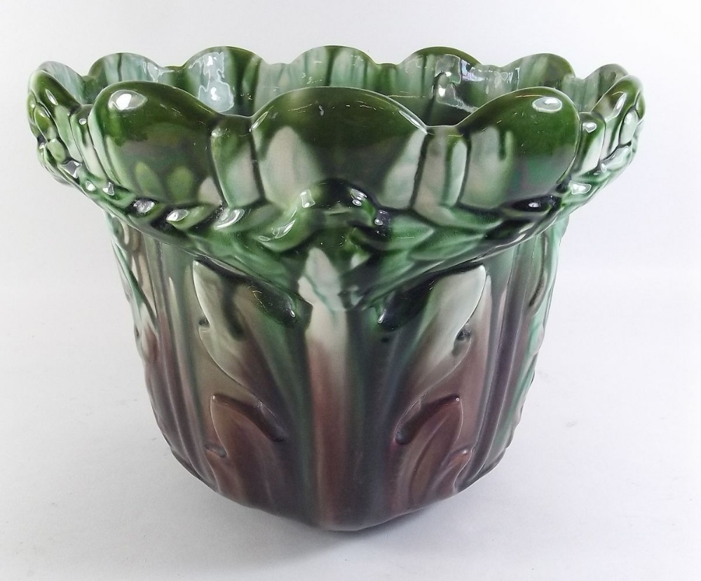 A large Majolica jardiniere decorated leaves in green and brown - 21cm tall