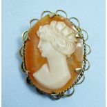A shell cameo pendant/brooch in 9 carat gold frame - 3cm tall