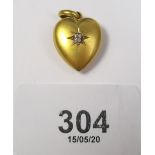 An 15 carat gold heart form pendant set diamond, 2.5g, heart 1.8 x 1.2cm