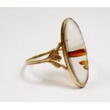 An early 20th century 14 carat gold ring set oval white and brown striated agate - size T