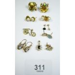 A quantity of gold earrings - total weight 26g