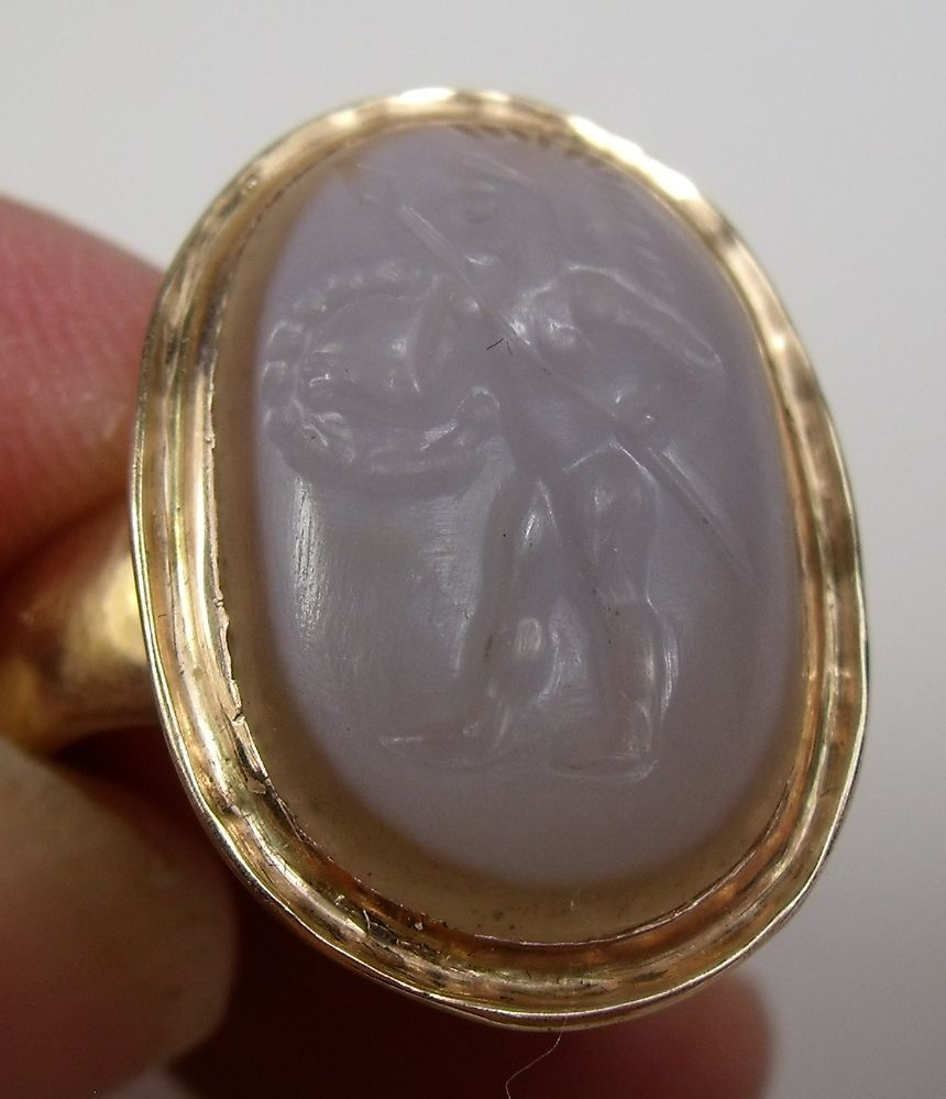A Georgian 14k rose gold gentleman's ring set white agate carved cameo, 14g - size Q - Image 2 of 5