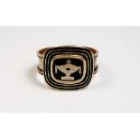 An early 19th century black enamel and gold mourning ring with urn motif, inset band, size N,