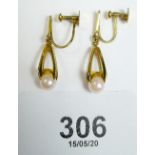 A pair of 9 carat gold screw fitting earrings with pearl drops, total weight 2.2 g