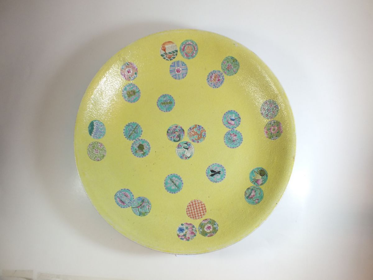 A large Chinese yellow porcelain charger painted scattered symbols - 40cm diameter - Image 5 of 10