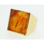 A large Islamic 18ct gold gentleman's ring set square agate with inscription, marked 750