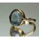 A 9 carat gold ring set synthetic opal doublet - size M