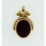 An 18 carat gold oval swivel fob set cornelian and bloodstone, total length 2.8 cm