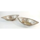 A pair of oval silver fruit baskets with pierced scrollwork sides, 25.5 x 16cm 450g, Birmingham 1903