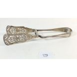 A pair of silver cake servers with pierced decoration, London 1899, 162g by William Hutton and Sons