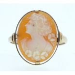 An 18 ct gold cameo ring, size J/K