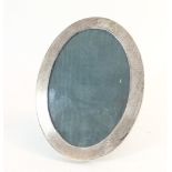 An oval silver photograph frame 17.5 x 12.5cm, Birmingham 1916