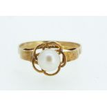 A 14 carat gold pearl ring, size N