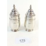 A pair of silver pepperettes by Zachariah Barraclough and Son - Chester 1923, 85g