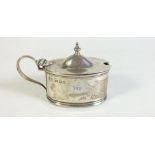 A silver mustard pot, London 1916, 55g