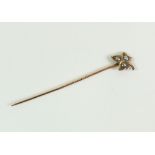 An 18ct gold tie stick pin with seed pearls, 0.80g