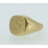 A 9 carat gold signet ring, 5.5g