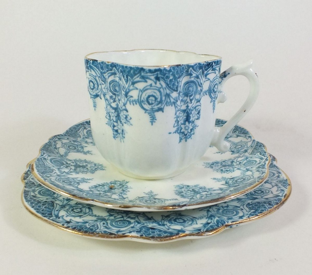 An Edwardian tea service with blue printed decoration comprising twelve cups and saucers (one cup - Image 2 of 3