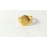 An early to mid 20thC gentlemans 22ct gold signet ring (dented), 5.4 grams.