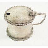 A silver mustard pot with hinged lid and shell thumbpiece, London 1908 145g