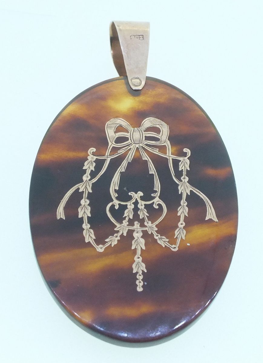 A 9ct gold tortoiseshell and gold pique pendant, 4.7cm
