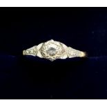 An Edwardian 18 ct gold and platinum illusion set diamond ring, size M/N