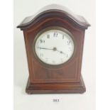An Edwardian mahogany mantel clock with satinwood stringing, 22cm tall