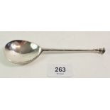 A James I silver seal top spoon, London 1607, 37g, 15.5cm