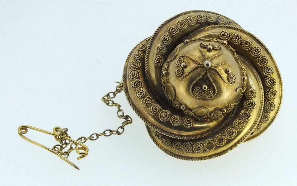 A Victorian 18 ct gold brooch of circular form with applied wire decoration and locket back (vacant) - Image 2 of 2