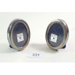 A pair of small silver oval photograph frames, 7 1/2 cm tall.