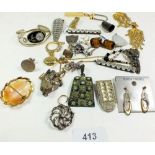 A selection of costume jewellery to include brooches, earrings etc.