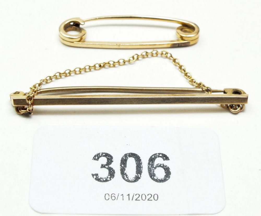 A 9ct gold tie pin (2.8g) together with a yellow metal safety pin (tests as 14ct, 1.8g)