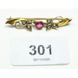 An Edwardian 9 carat gold bar brooch set pink stone flanked by pearl set leaves, 2.4g