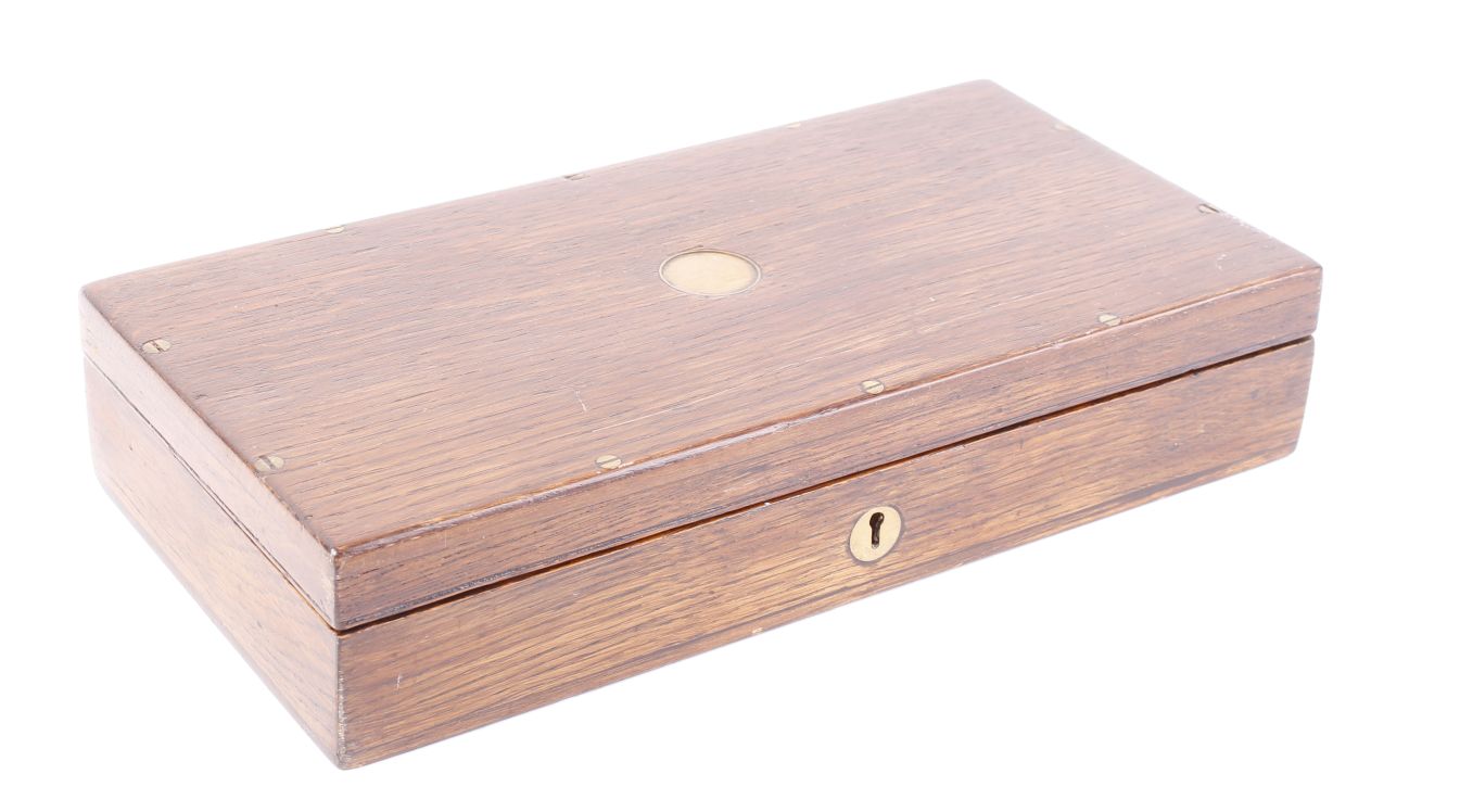 Oak pistol box, brass screw fixings, inset circular brass escutcheon, fitted with green baize - Image 3 of 4