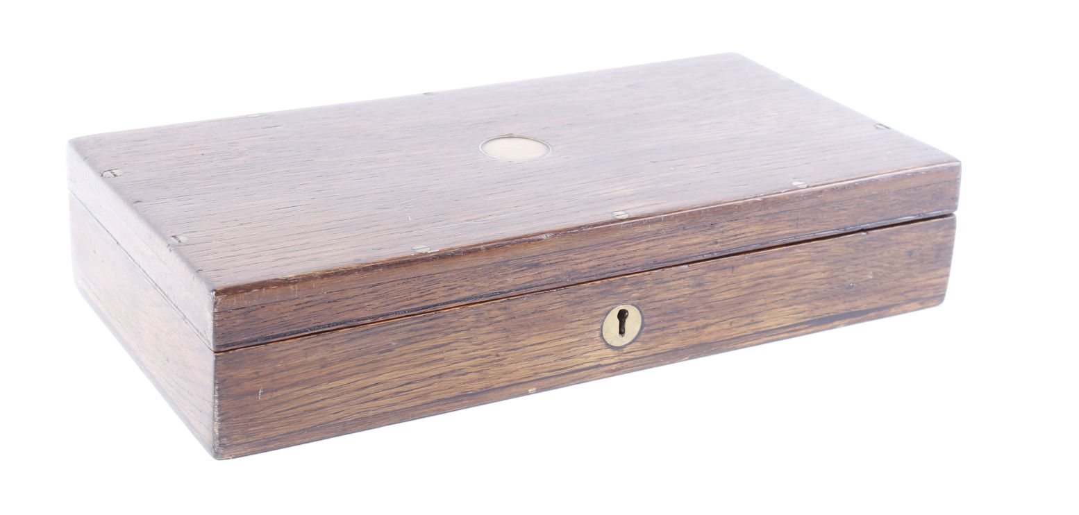 Oak pistol box, brass screw fixings, inset circular brass escutcheon, fitted with green baize - Image 4 of 4