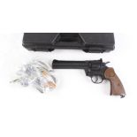 .177 Crosman Co2 air pistol, 4 rotary magazines, 6 Co2 capsules, quantity of .177 pellets, in hard