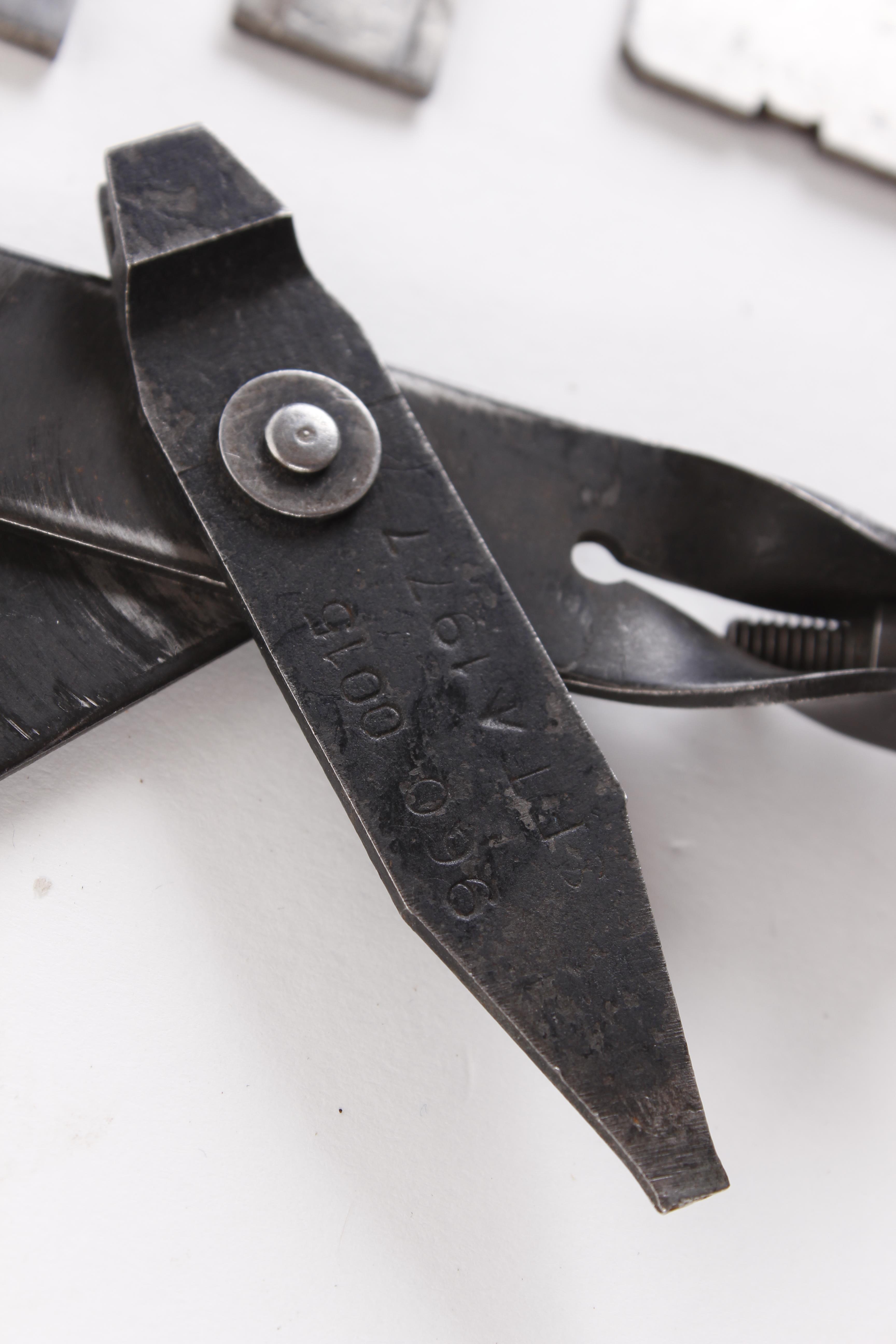 Enfield hammer and strike point gauges and multi tool dated 1977 - Image 5 of 5