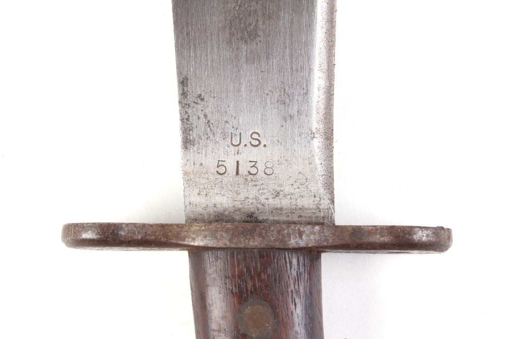 US M1909 Bolo Machete, 13¾ ins single edged blade stamped SA 1910 and U.S. 5138, brass studded wood - Image 4 of 5